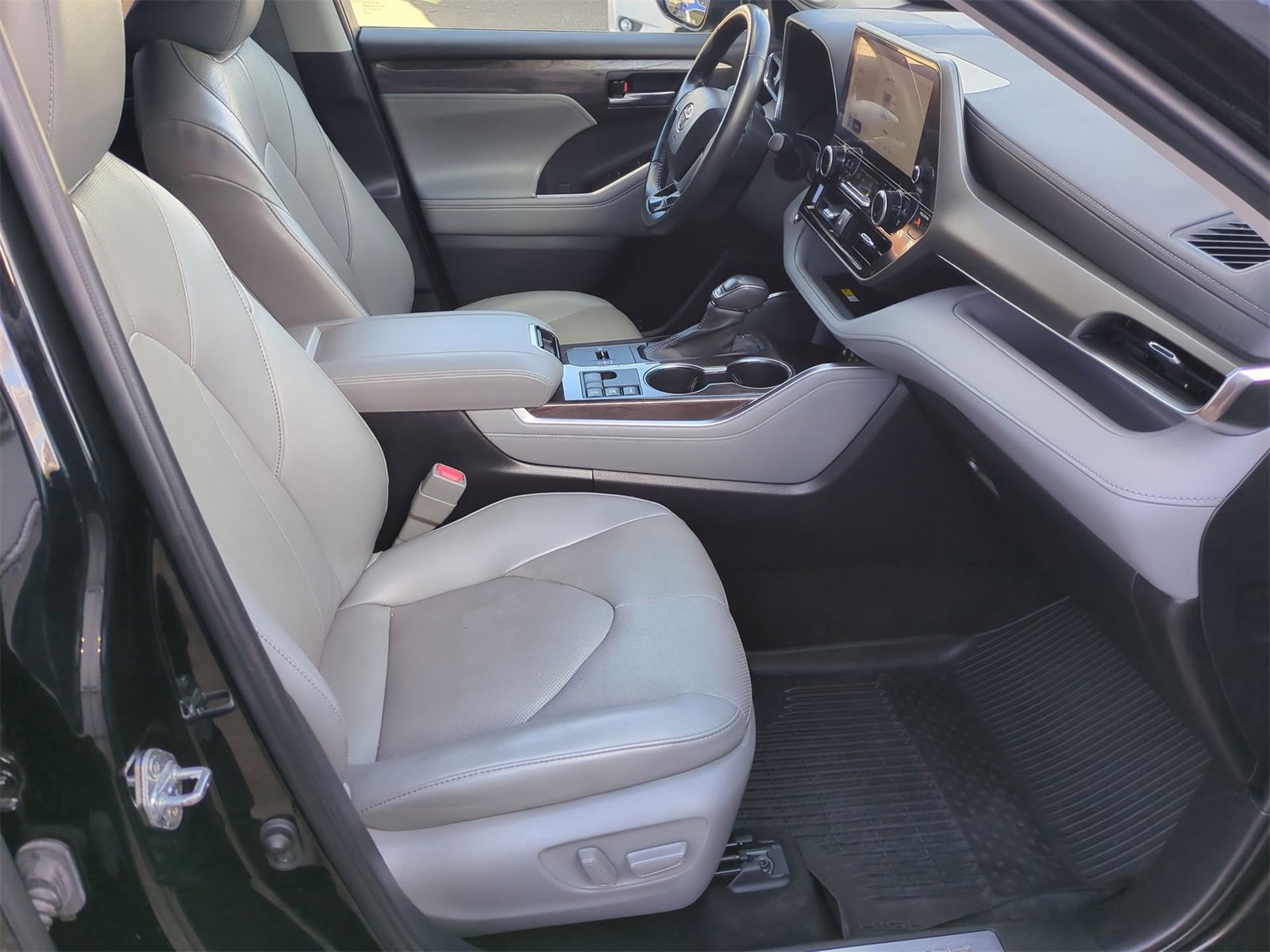 Thumbnail: 2023 Toyota Highlander - 21