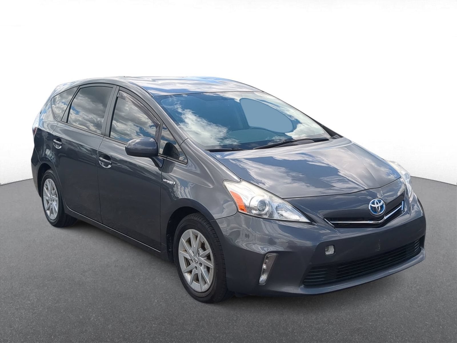 Thumbnail: 2013 Toyota Prius v - 2