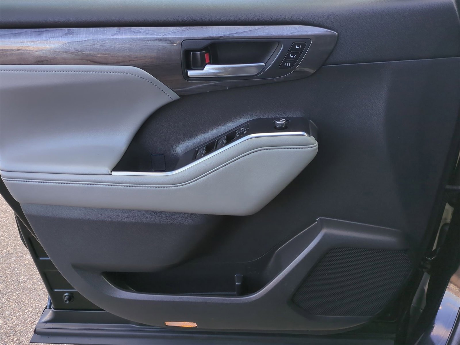 Thumbnail: 2023 Toyota Highlander - 30