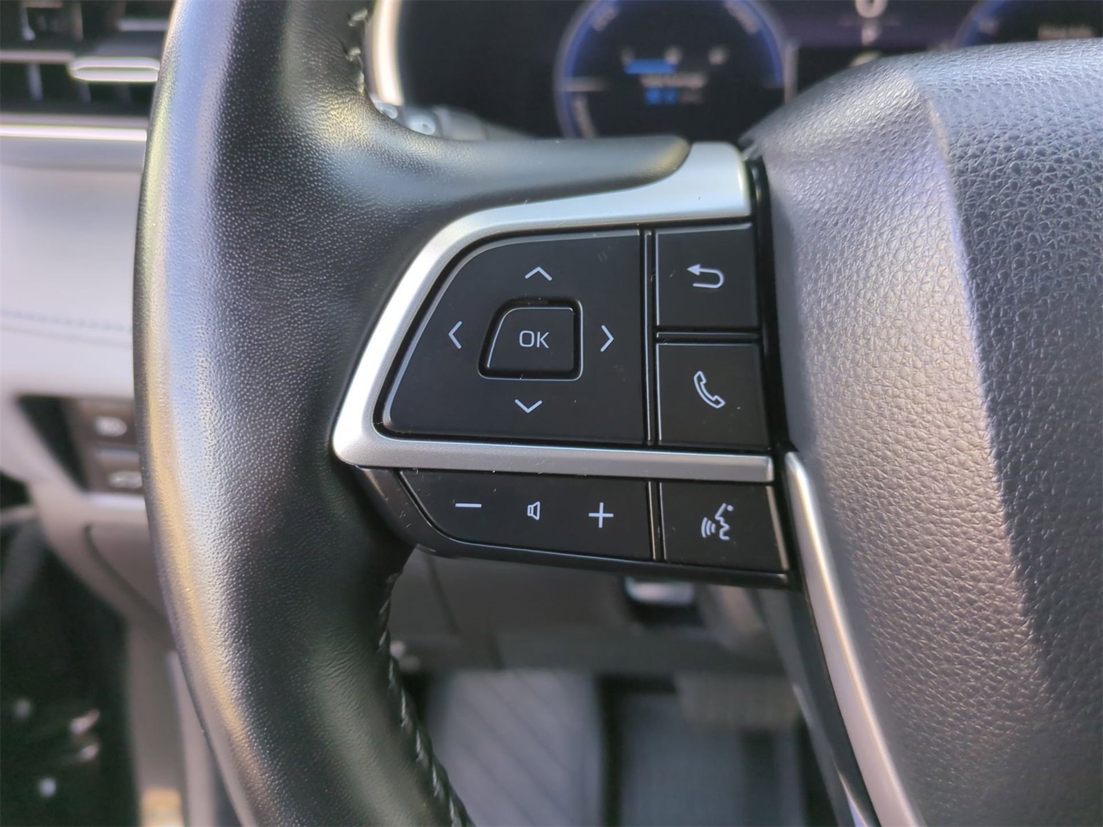 Thumbnail: 2023 Toyota Highlander - 23