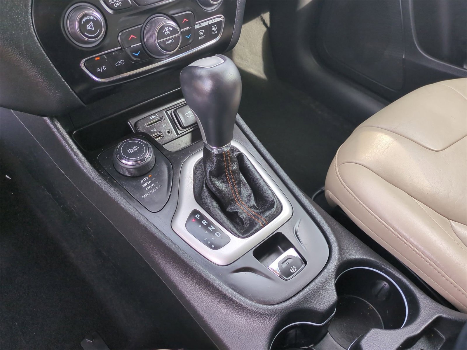 Thumbnail: 2015 Jeep Cherokee - 31