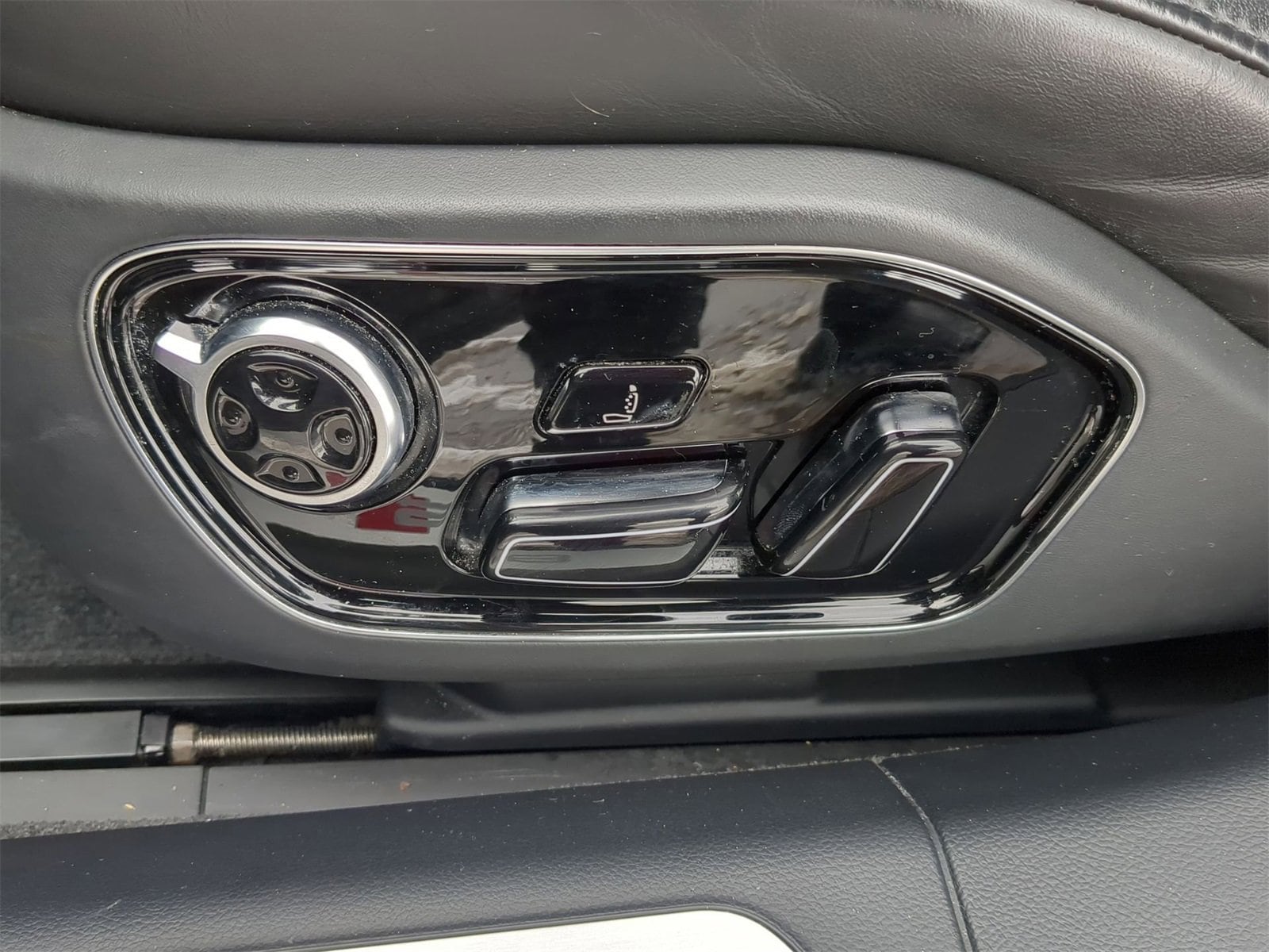 Thumbnail: 2013 Audi S8 - 24