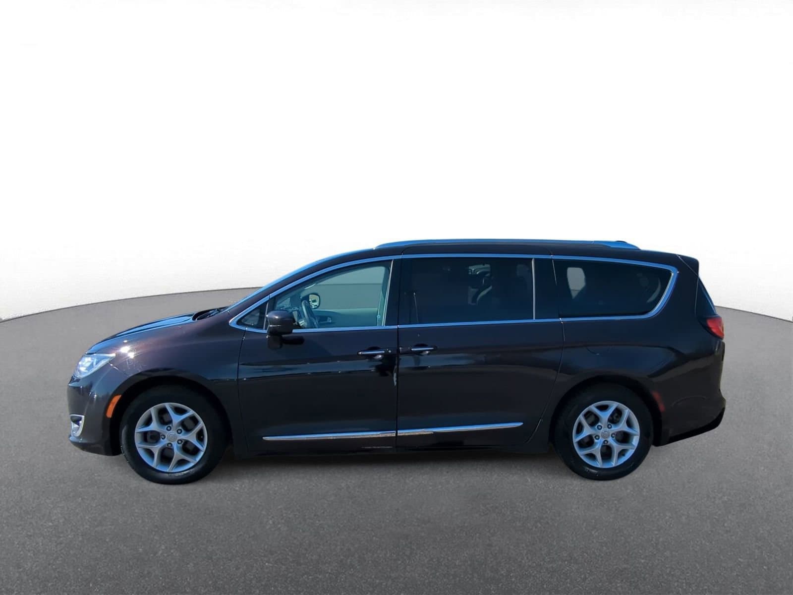 Thumbnail: 2018 Chrysler Pacifica - 5