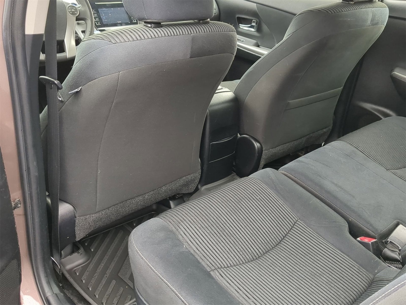 Thumbnail: 2017 Toyota Prius v - 18