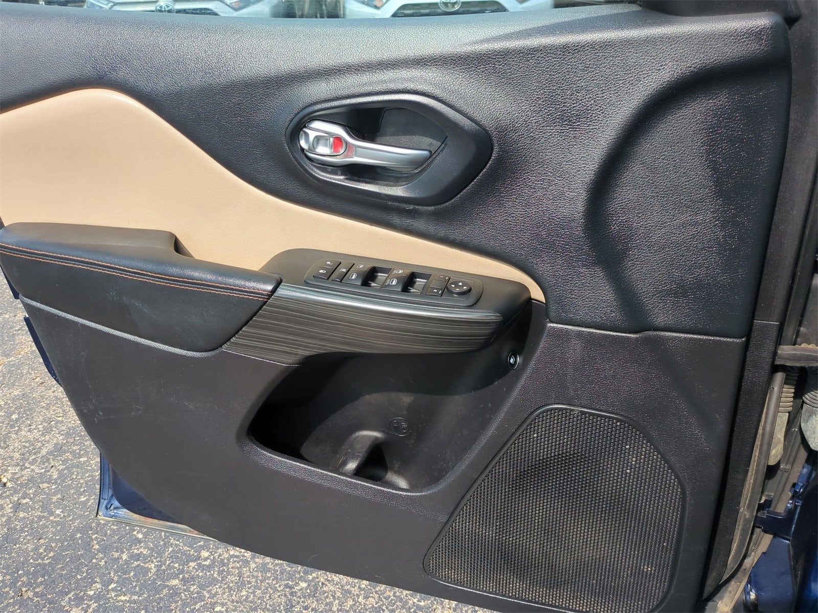 Thumbnail: 2015 Jeep Cherokee - 29
