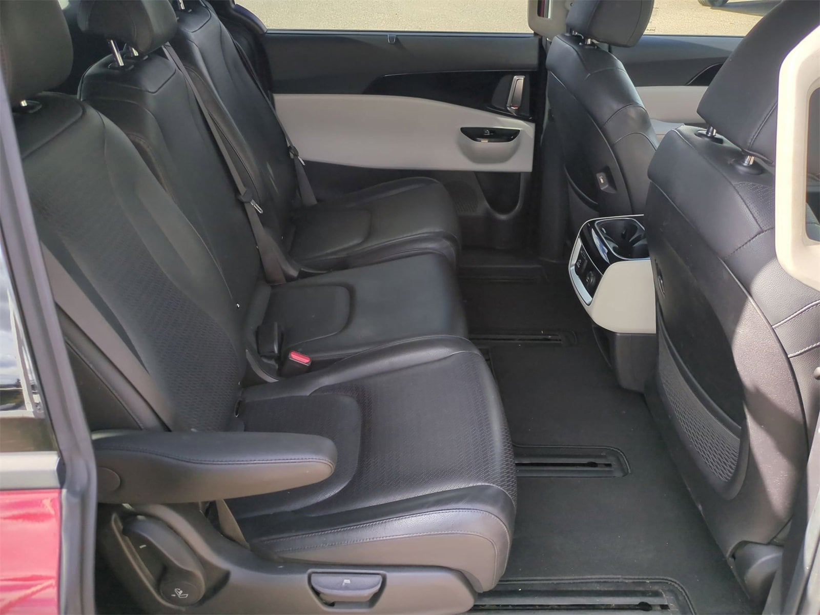 Thumbnail: 2023 Kia Carnival - 21