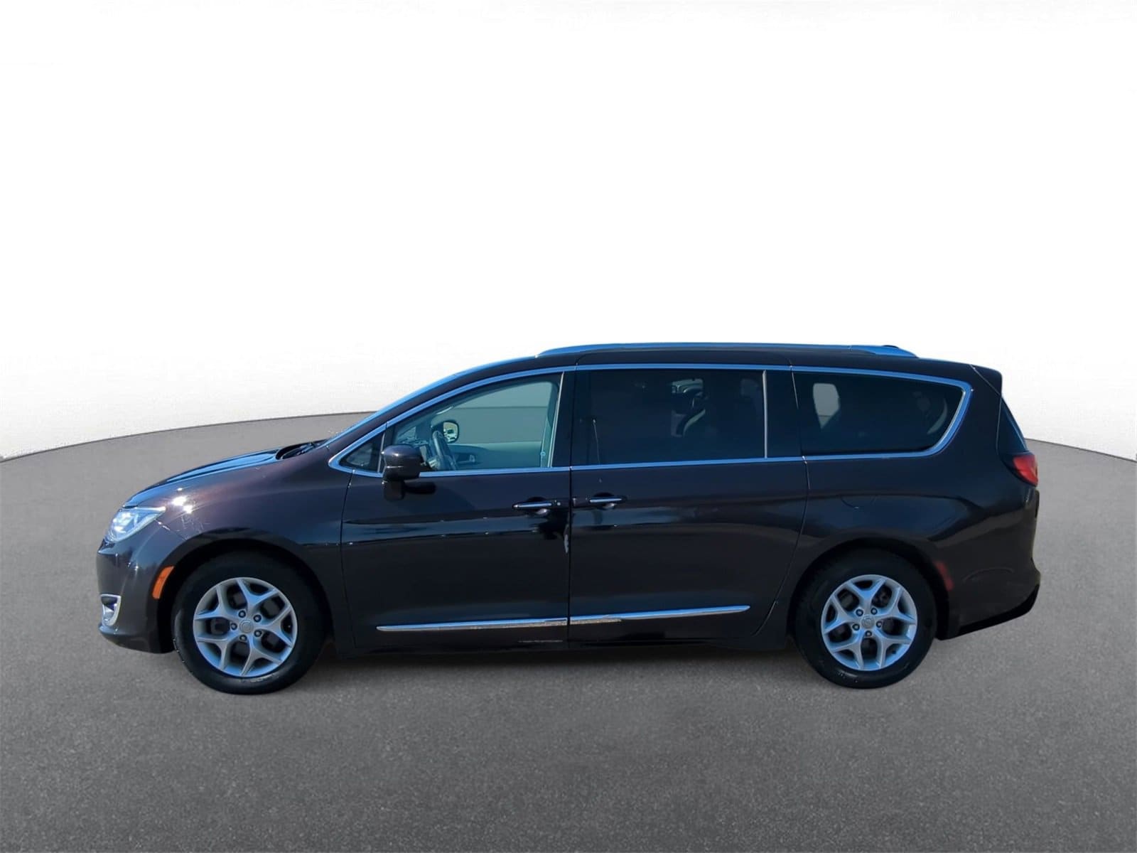 Thumbnail: 2018 Chrysler Pacifica - 5