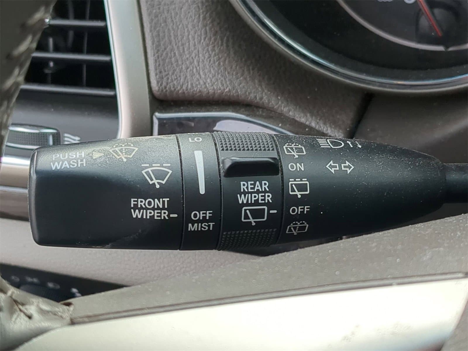 Thumbnail: 2011 Jeep Grand Cherokee - 32