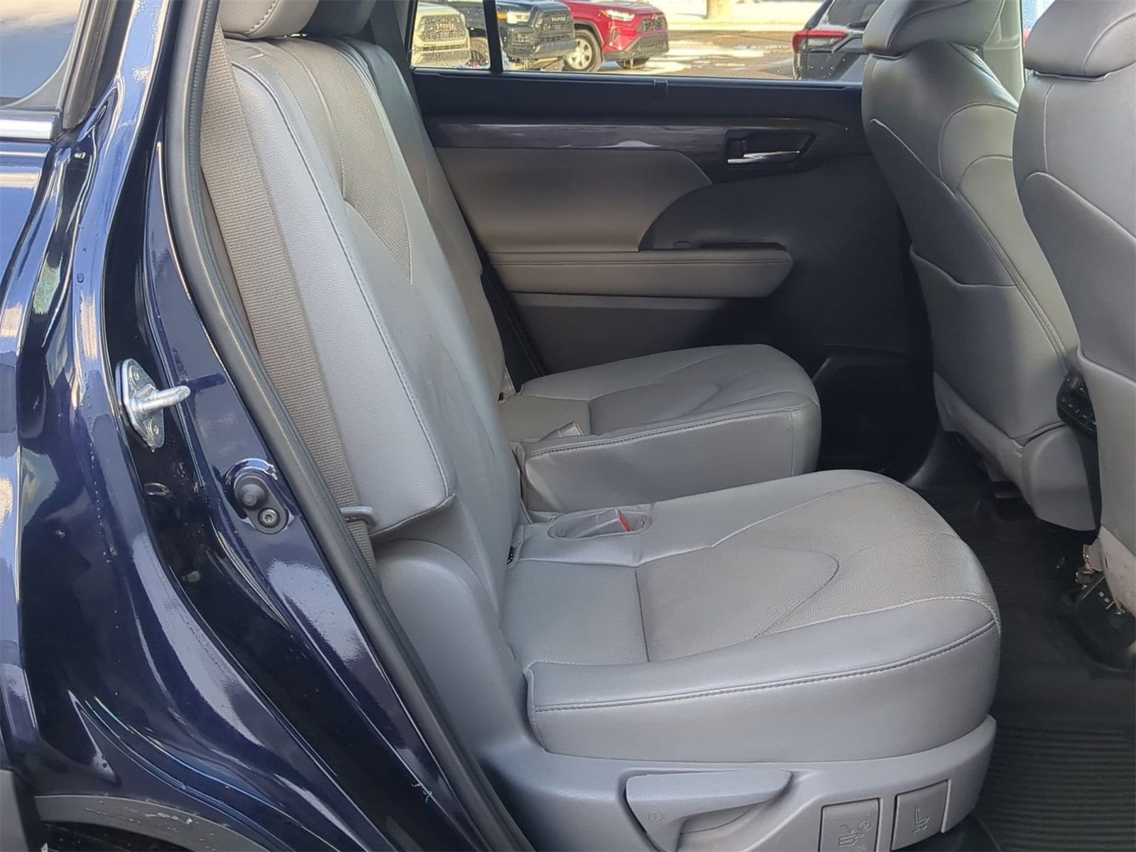 Thumbnail: 2022 Toyota Highlander - 21