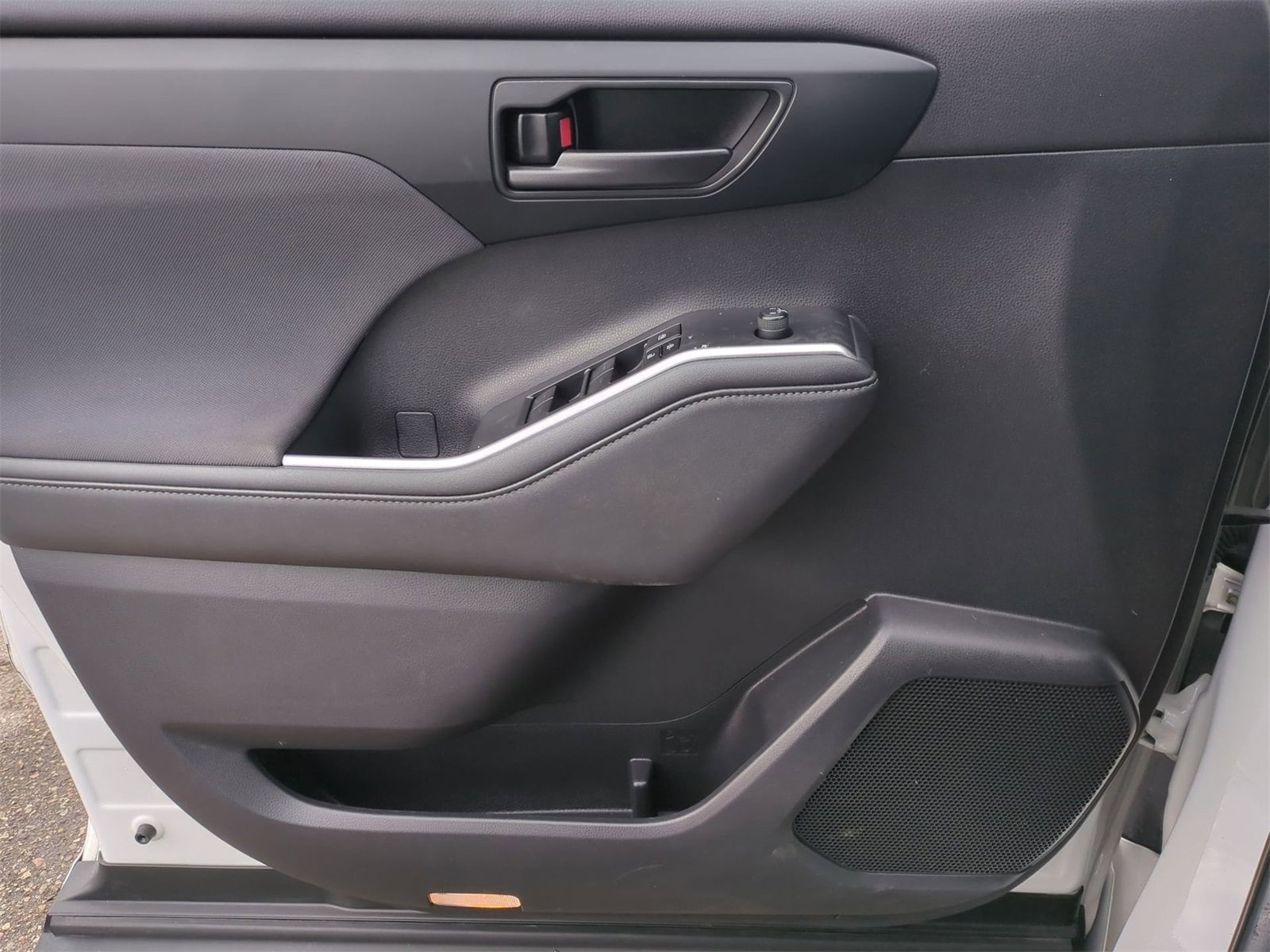 Thumbnail: 2023 Toyota Highlander - 30