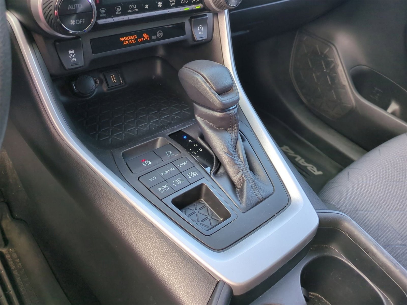Thumbnail: 2020 Toyota RAV4 - 32
