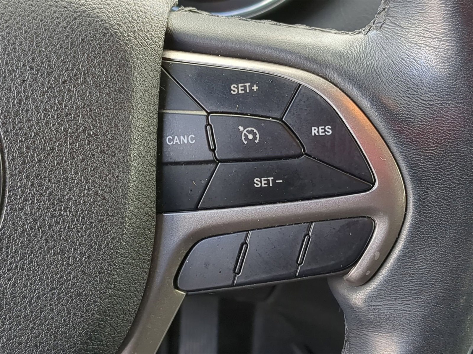 Thumbnail: 2018 Jeep Grand Cherokee - 24