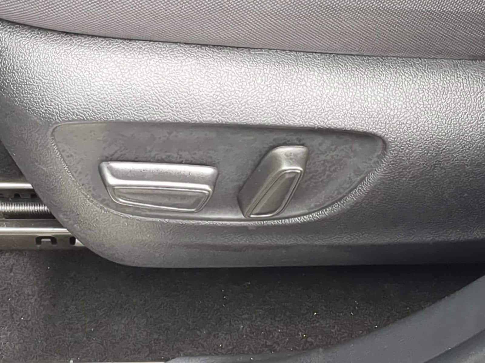 Thumbnail: 2023 Toyota Highlander - 17