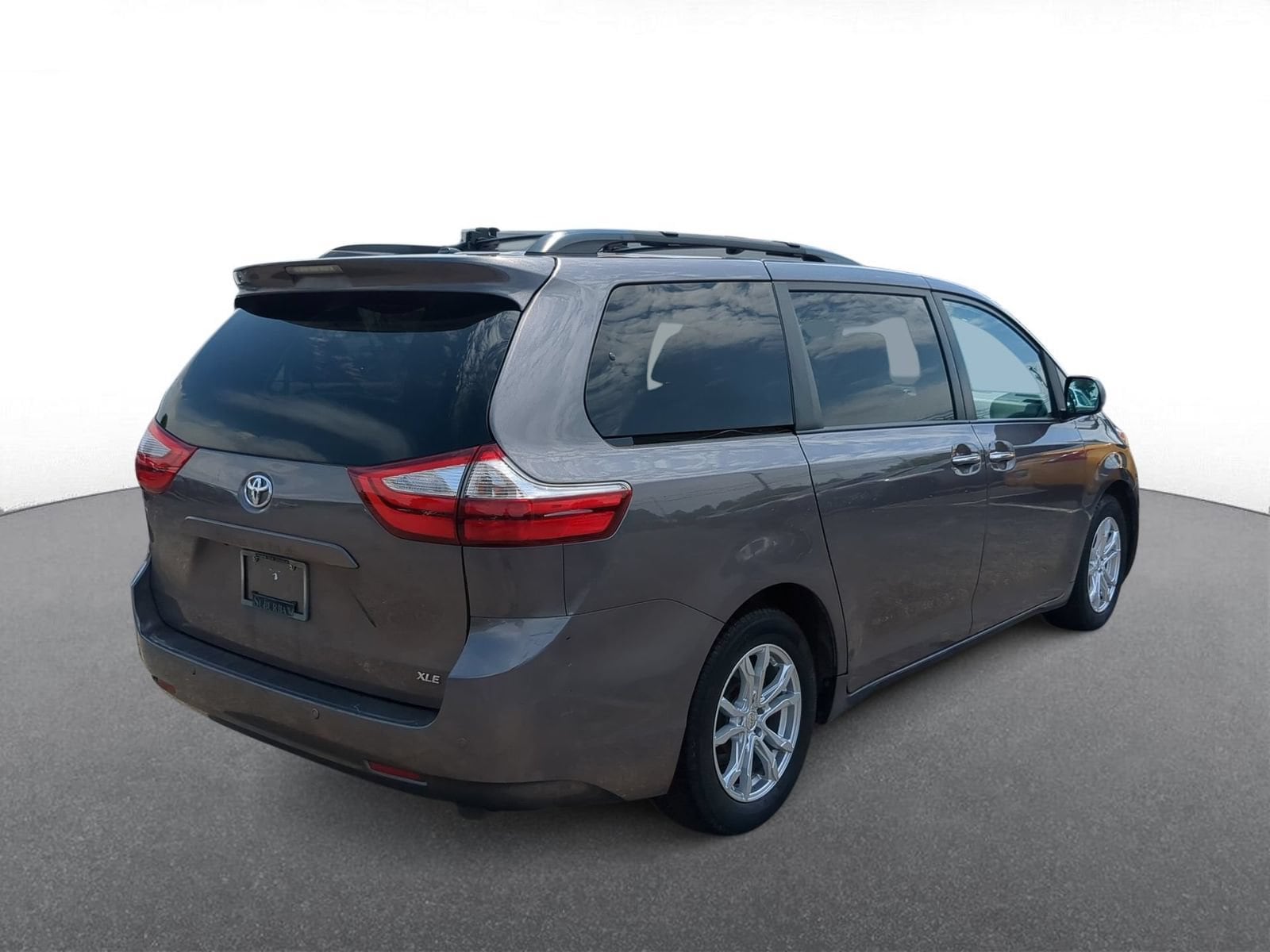 Thumbnail: 2016 Toyota Sienna - 8