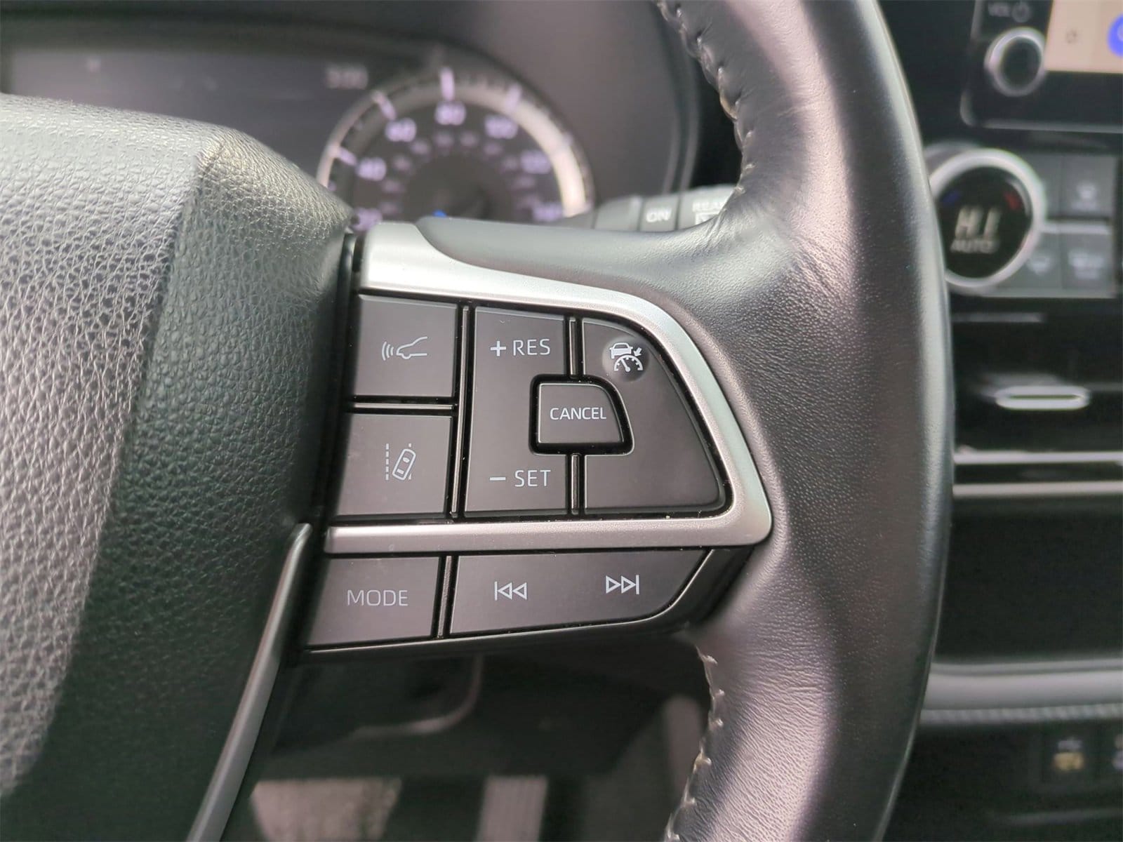 Thumbnail: 2023 Toyota Highlander - 24