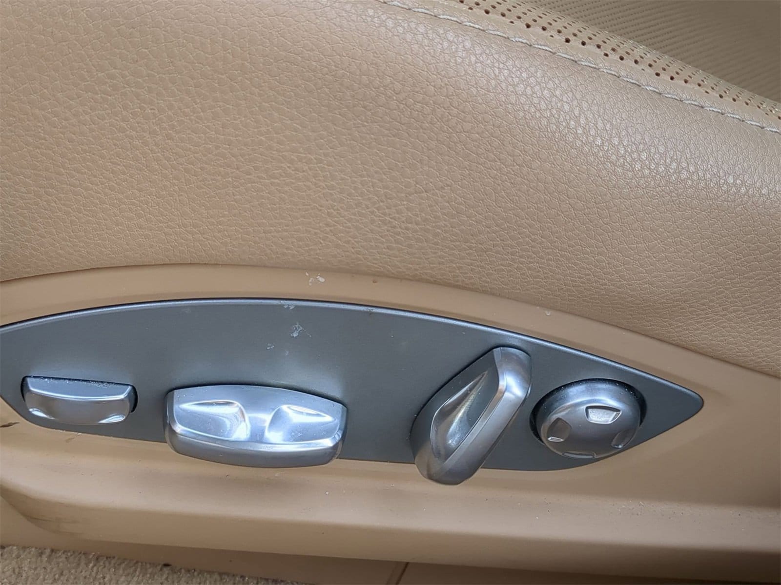 Thumbnail: 2015 Porsche Panamera - 18