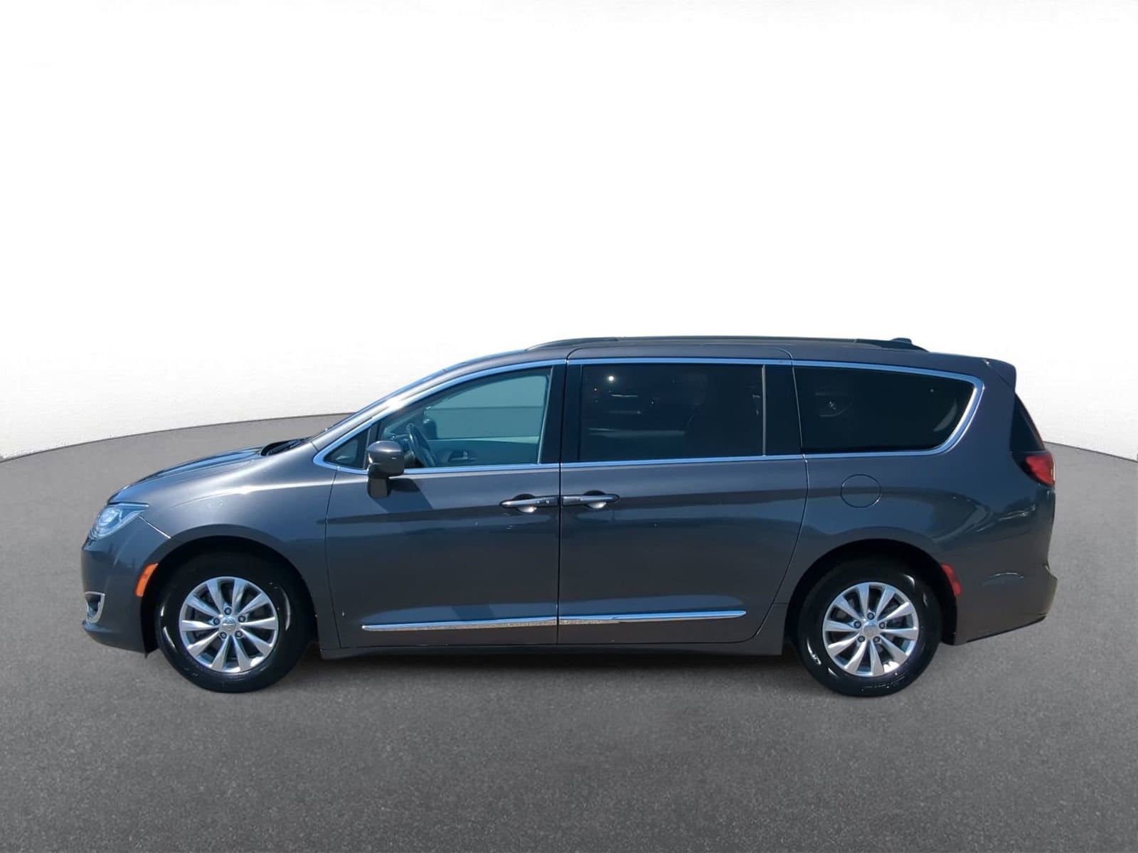 Thumbnail: 2017 Chrysler Pacifica - 5