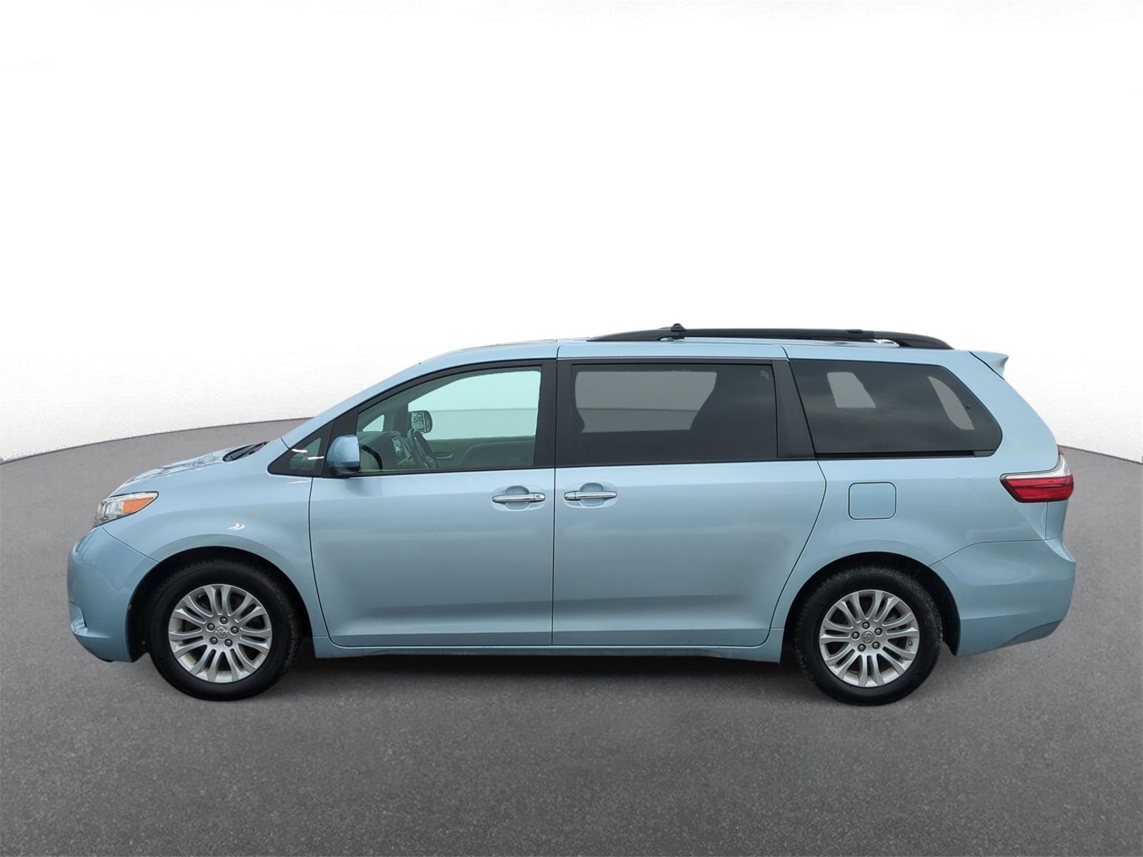 Thumbnail: 2015 Toyota Sienna - 5