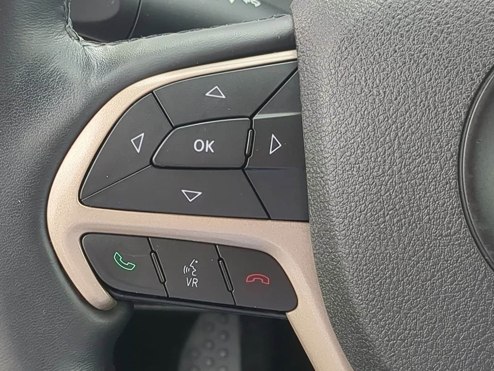 Thumbnail: 2015 Jeep Cherokee - 23