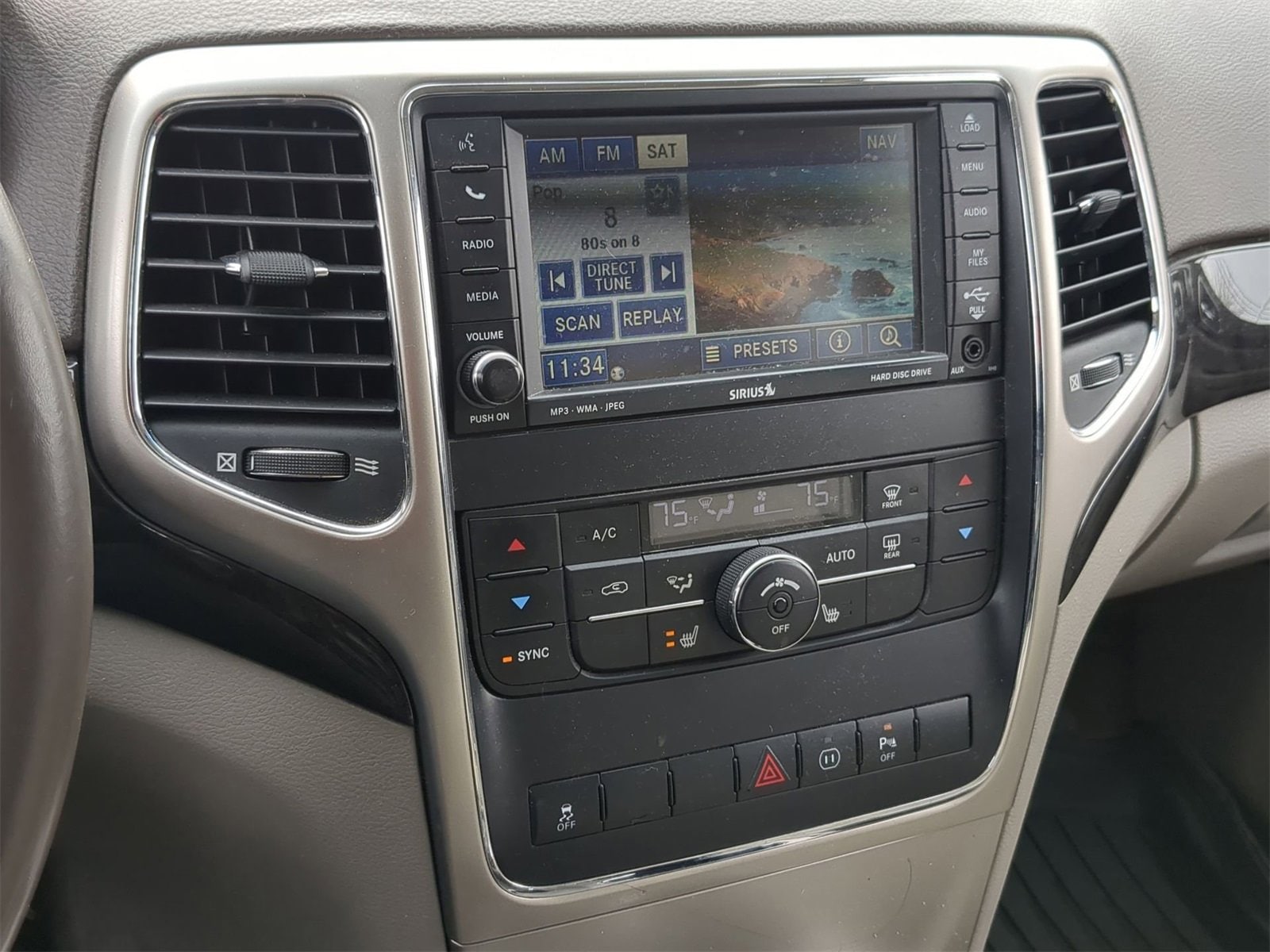 Thumbnail: 2011 Jeep Grand Cherokee - 33