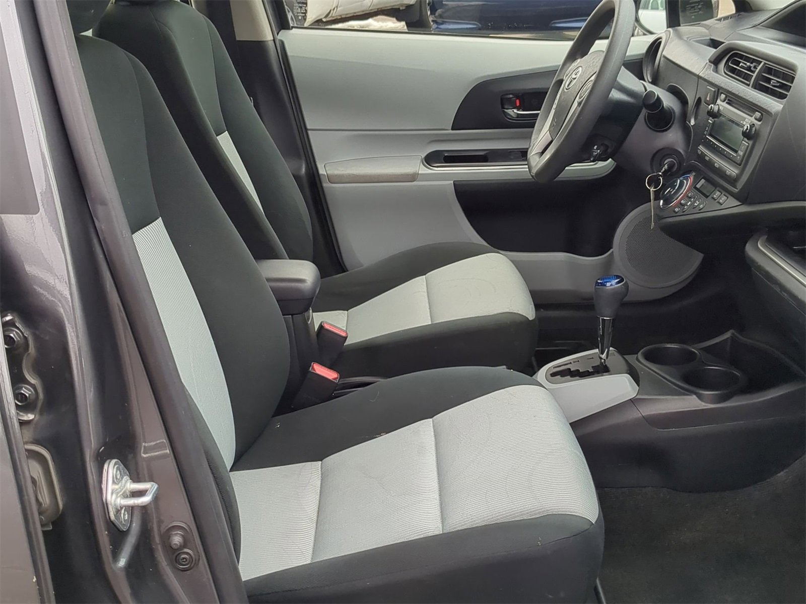 Thumbnail: 2014 Toyota Prius c - 28