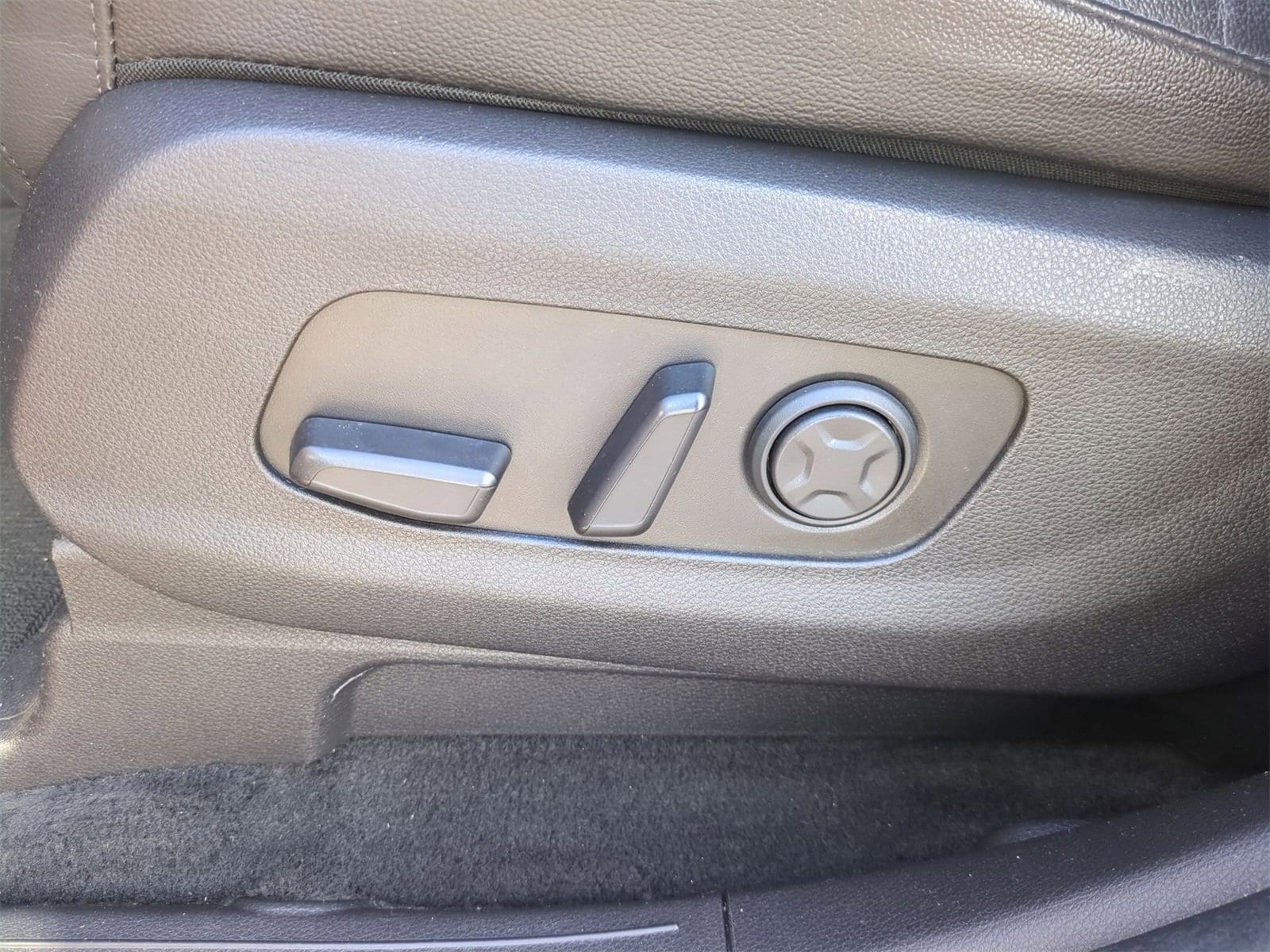 Thumbnail: 2023 Kia Carnival - 17