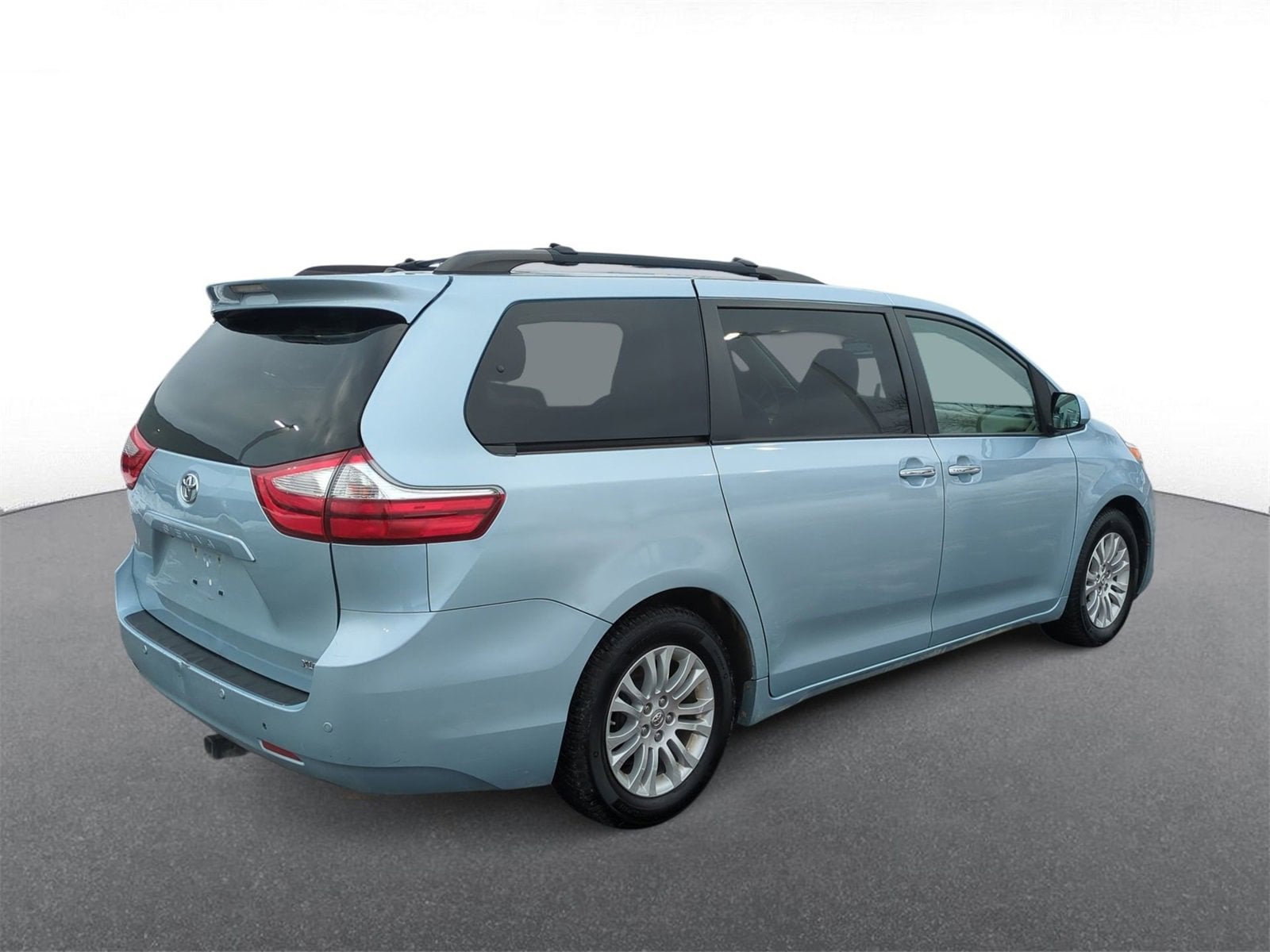 Thumbnail: 2015 Toyota Sienna - 8