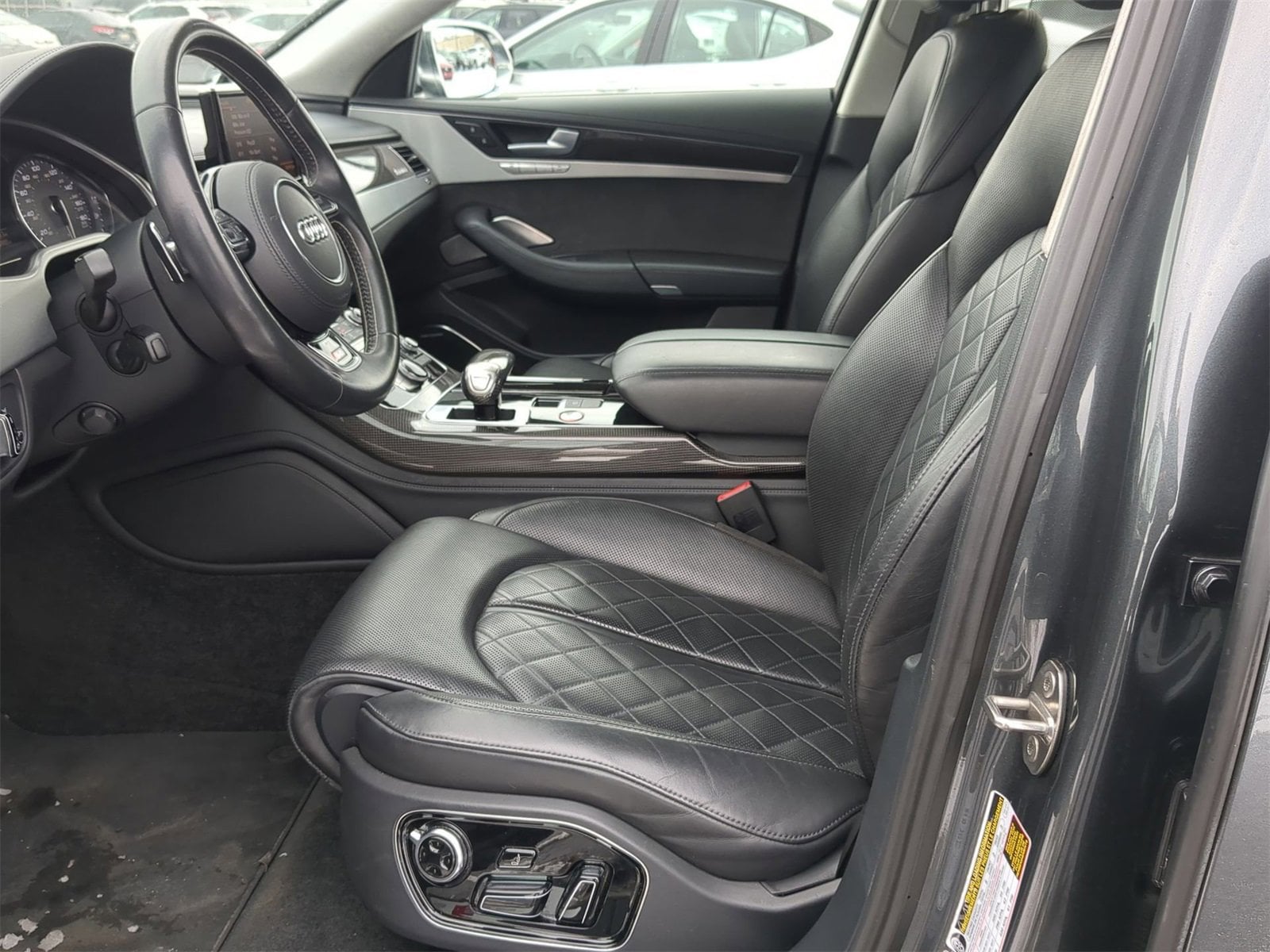 Thumbnail: 2013 Audi S8 - 23