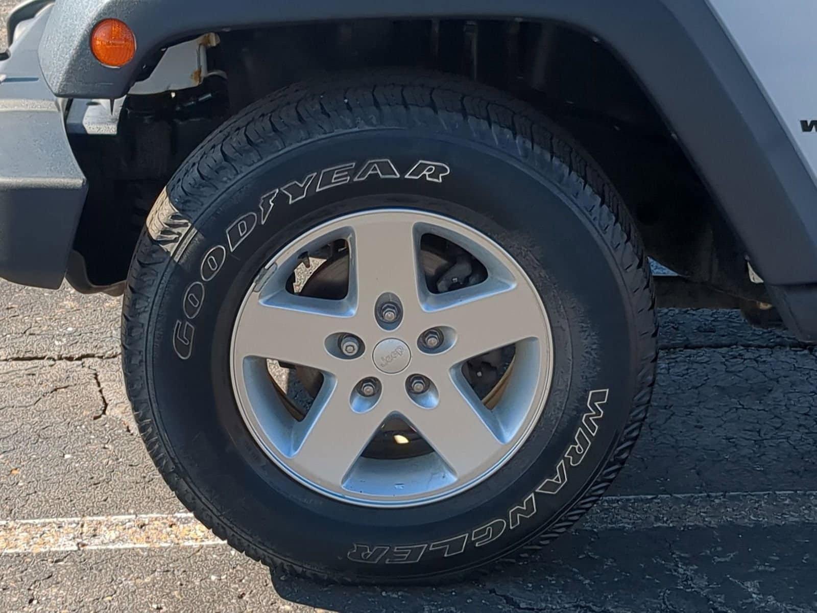 Thumbnail: 2015 Jeep Wrangler - 14