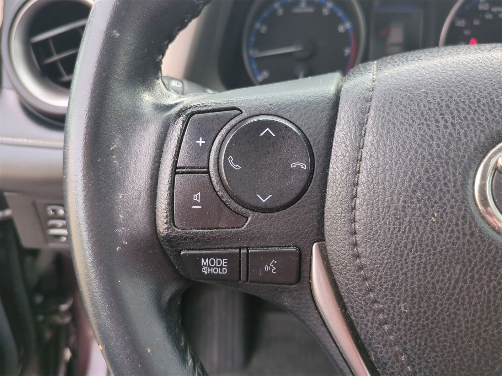 Thumbnail: 2018 Toyota RAV4 - 23