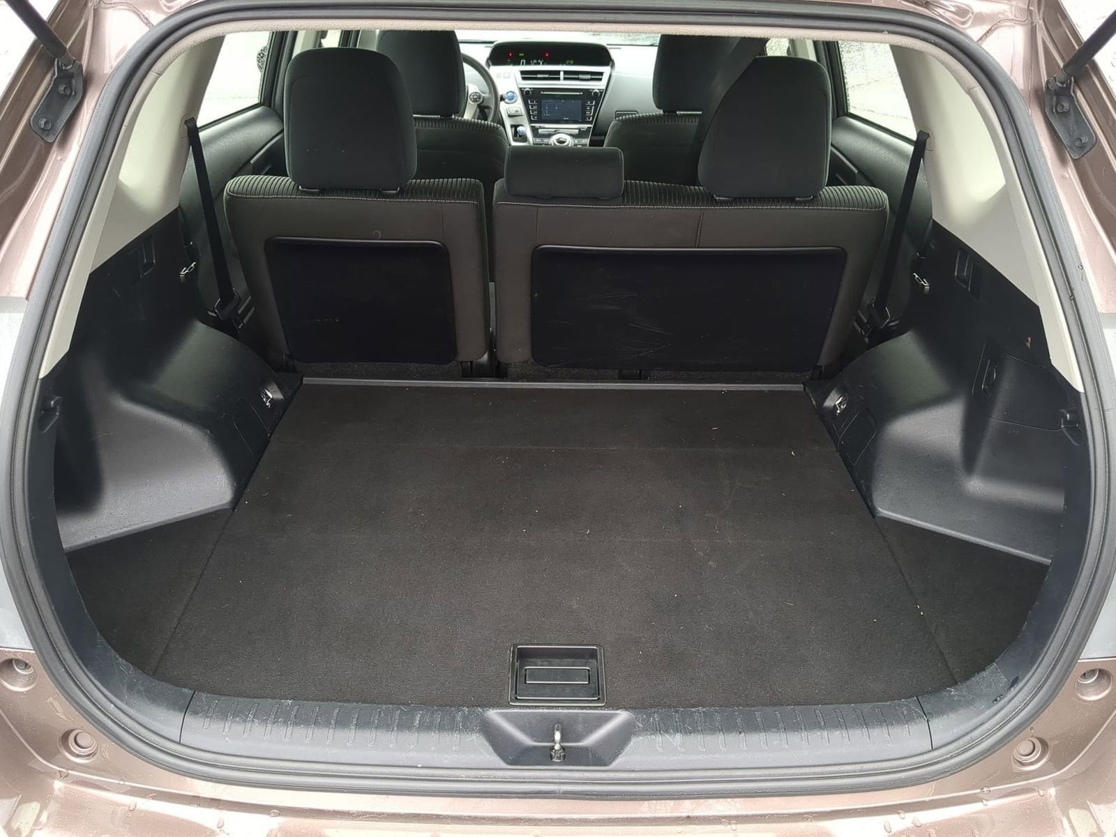 Thumbnail: 2017 Toyota Prius v - 32