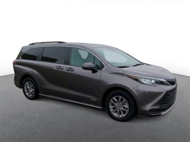 Used 2021 Toyota Sienna LE with VIN 5TDBRKEC4MS012975 for sale in Troy, MI