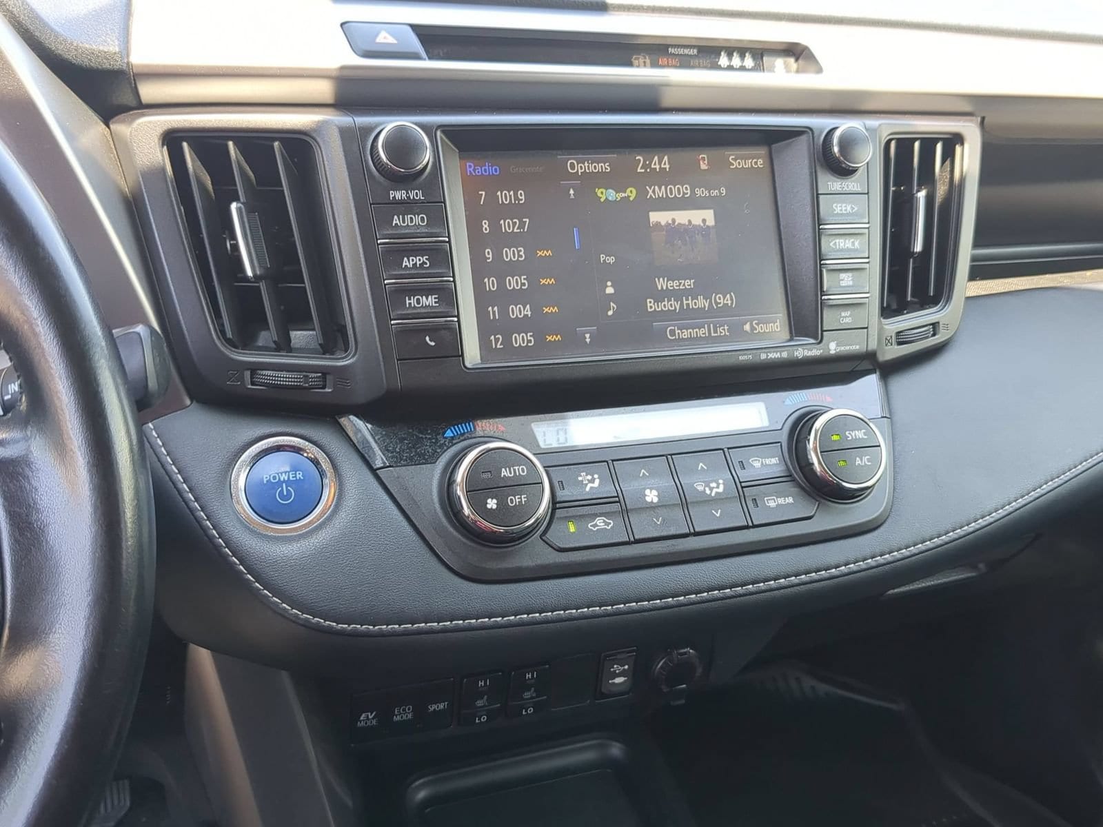 Thumbnail: 2017 Toyota RAV4 - 27