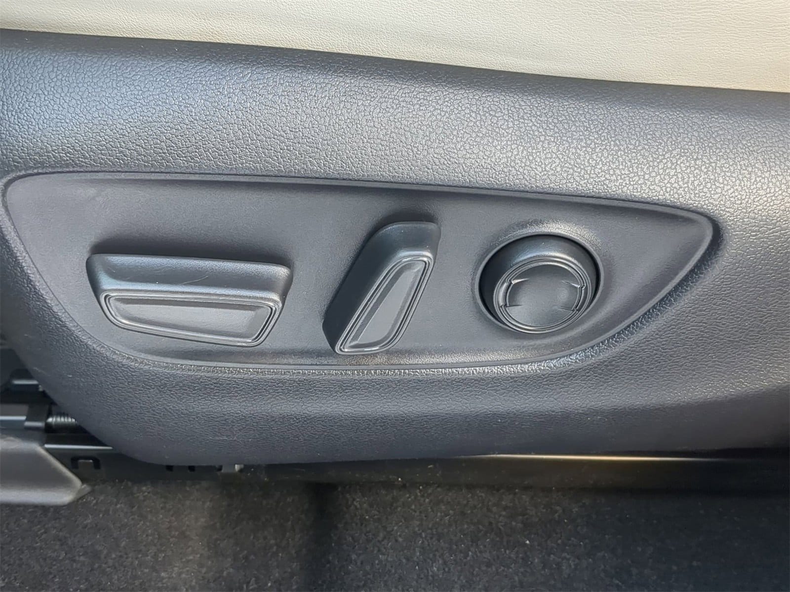 Thumbnail: 2020 Toyota RAV4 - 17