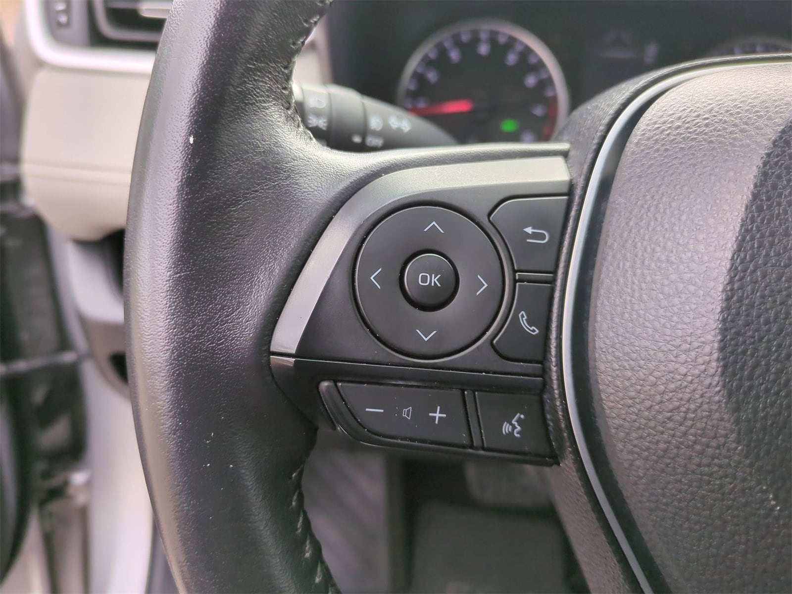 Thumbnail: 2020 Toyota RAV4 - 24