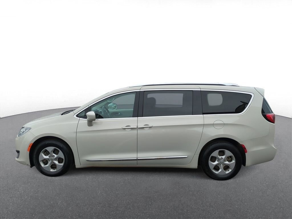 Thumbnail: 2017 Chrysler Pacifica - 5