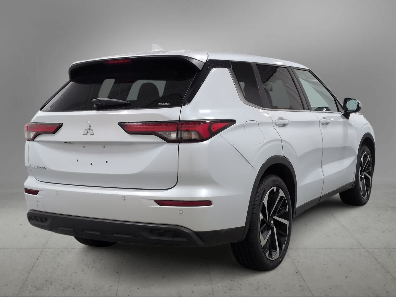 Thumbnail: 2022 Mitsubishi Outlander - 8