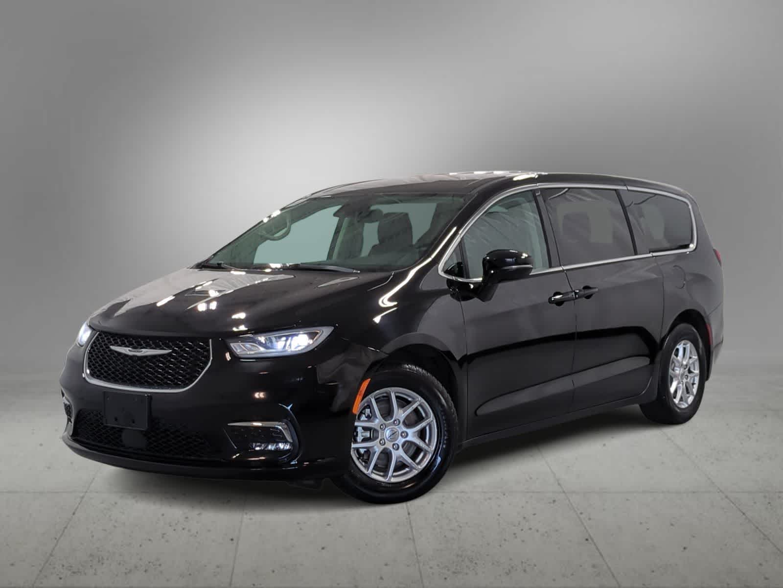 2024 Chrysler Pacifica Touring L's photo