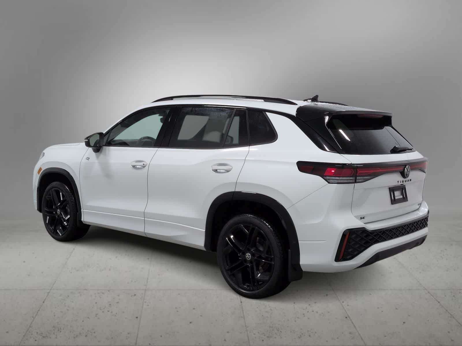 2026 Volkswagen Tiguan SE R-LINE BLACK - Photo 6