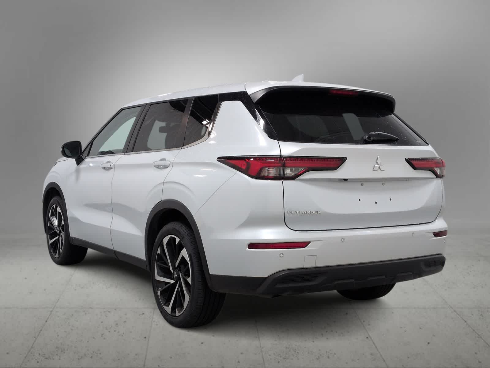 Thumbnail: 2022 Mitsubishi Outlander - 6