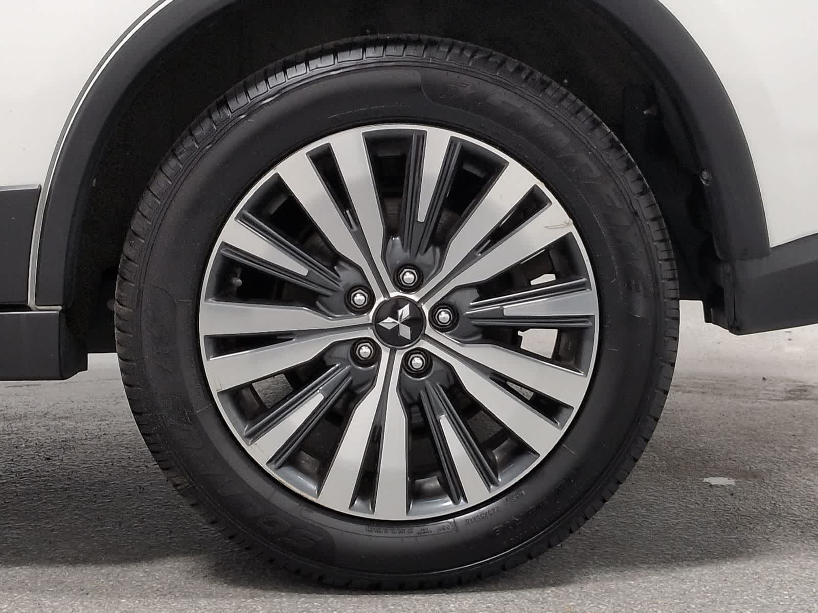 Thumbnail: 2020 Mitsubishi Outlander - 14