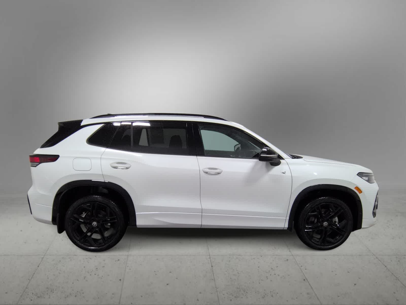 2026 Volkswagen Tiguan SE R-LINE BLACK - Photo 9