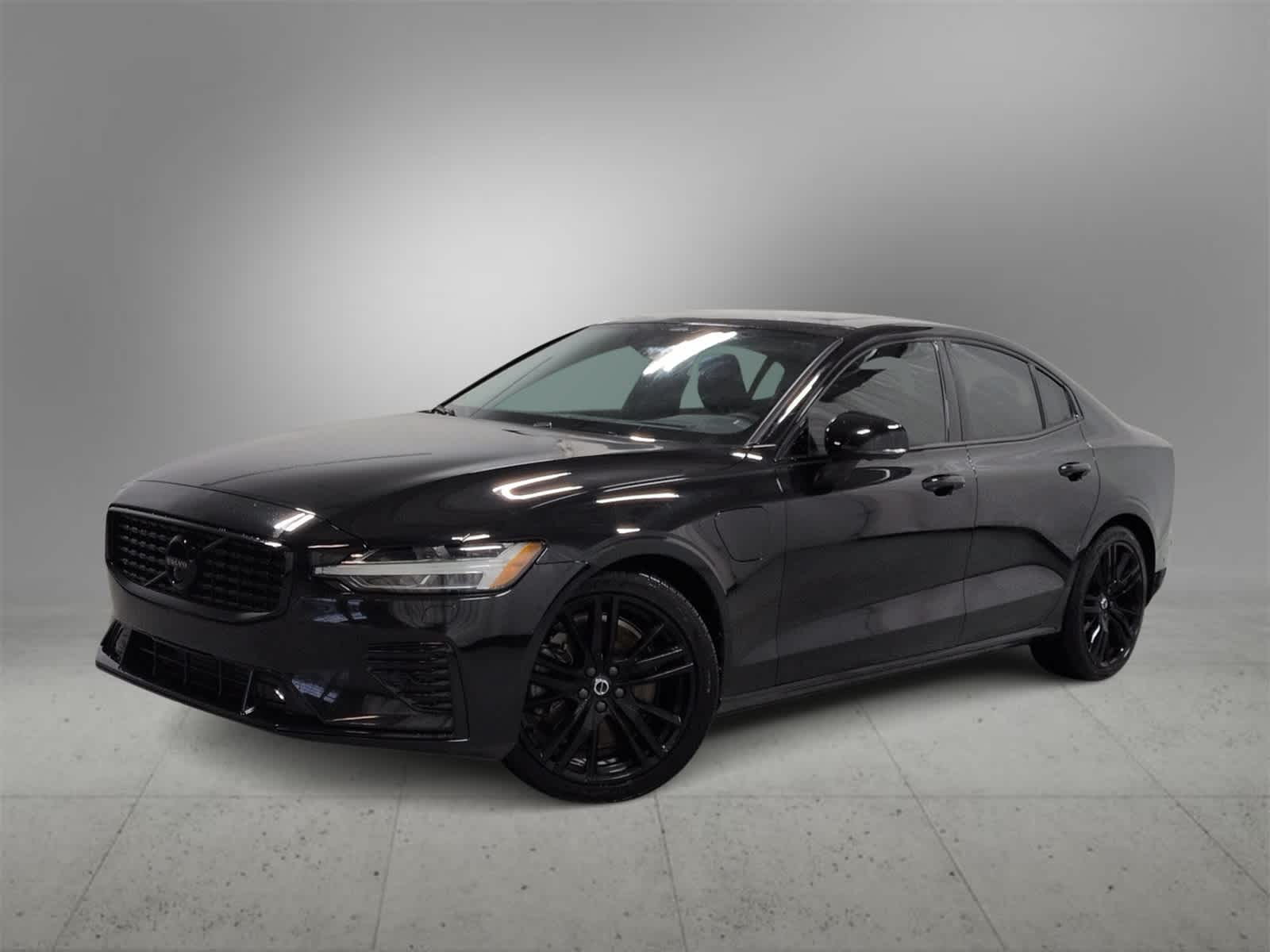 2022 Volvo S60 R-Design's photo