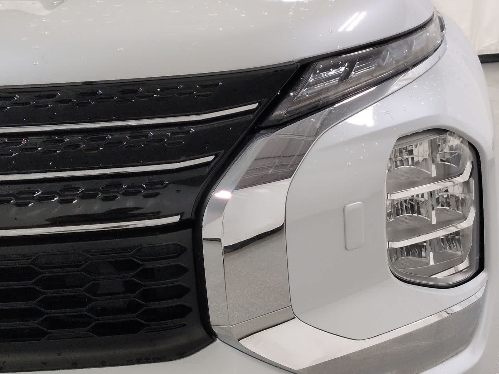 Thumbnail: 2022 Mitsubishi Outlander - 11