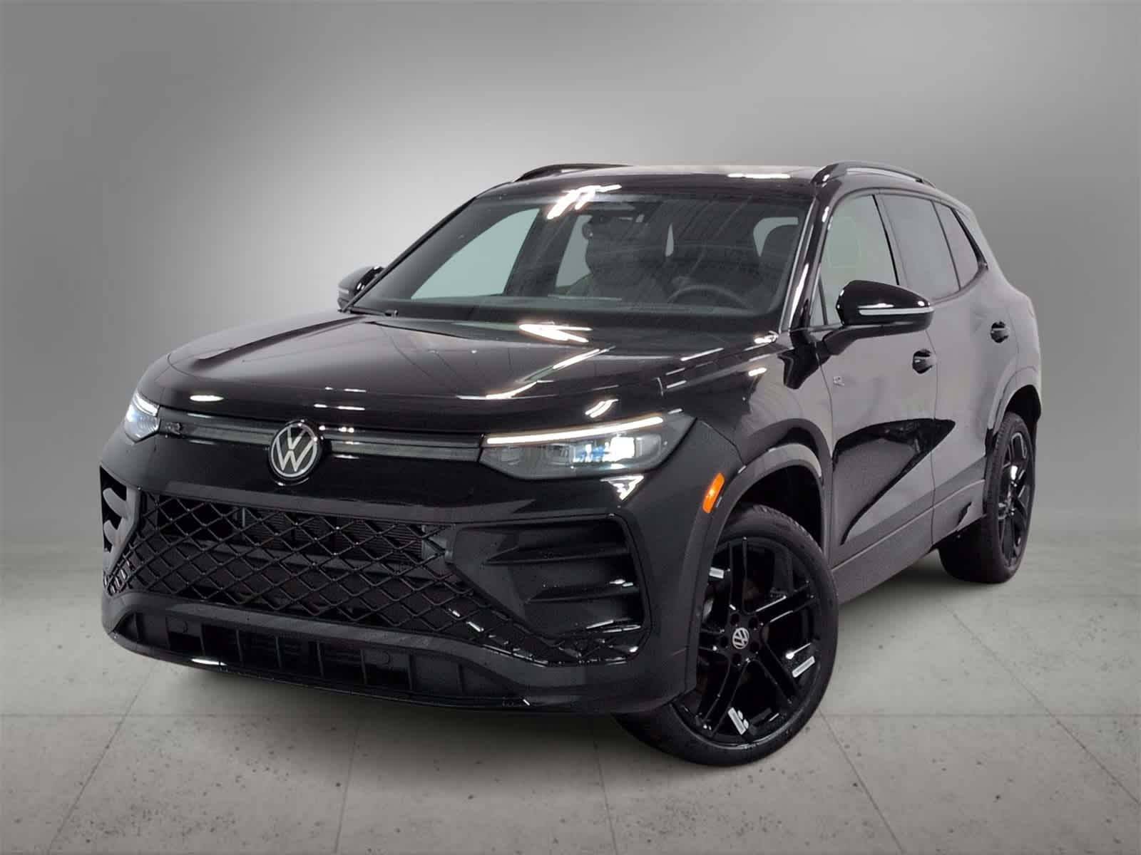 2026 Volkswagen Tiguan SE R-LINE BLACK's photo