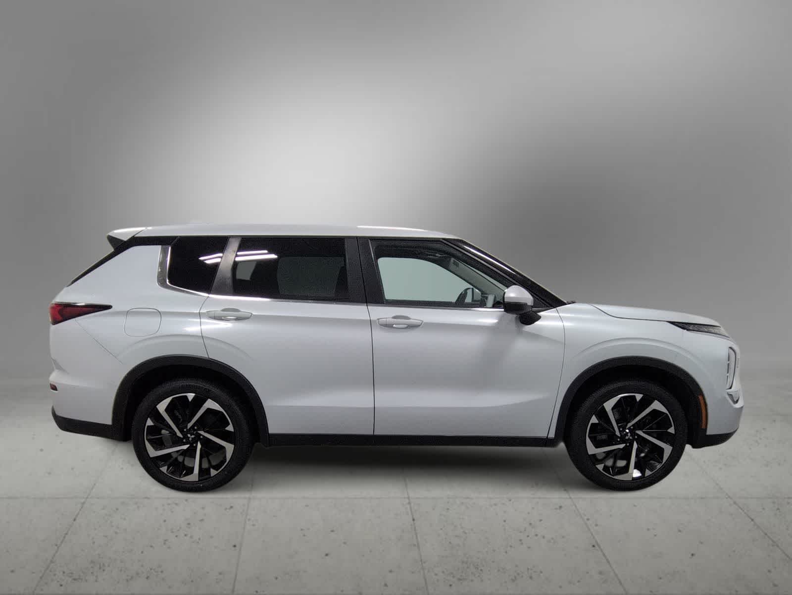 Thumbnail: 2022 Mitsubishi Outlander - 9
