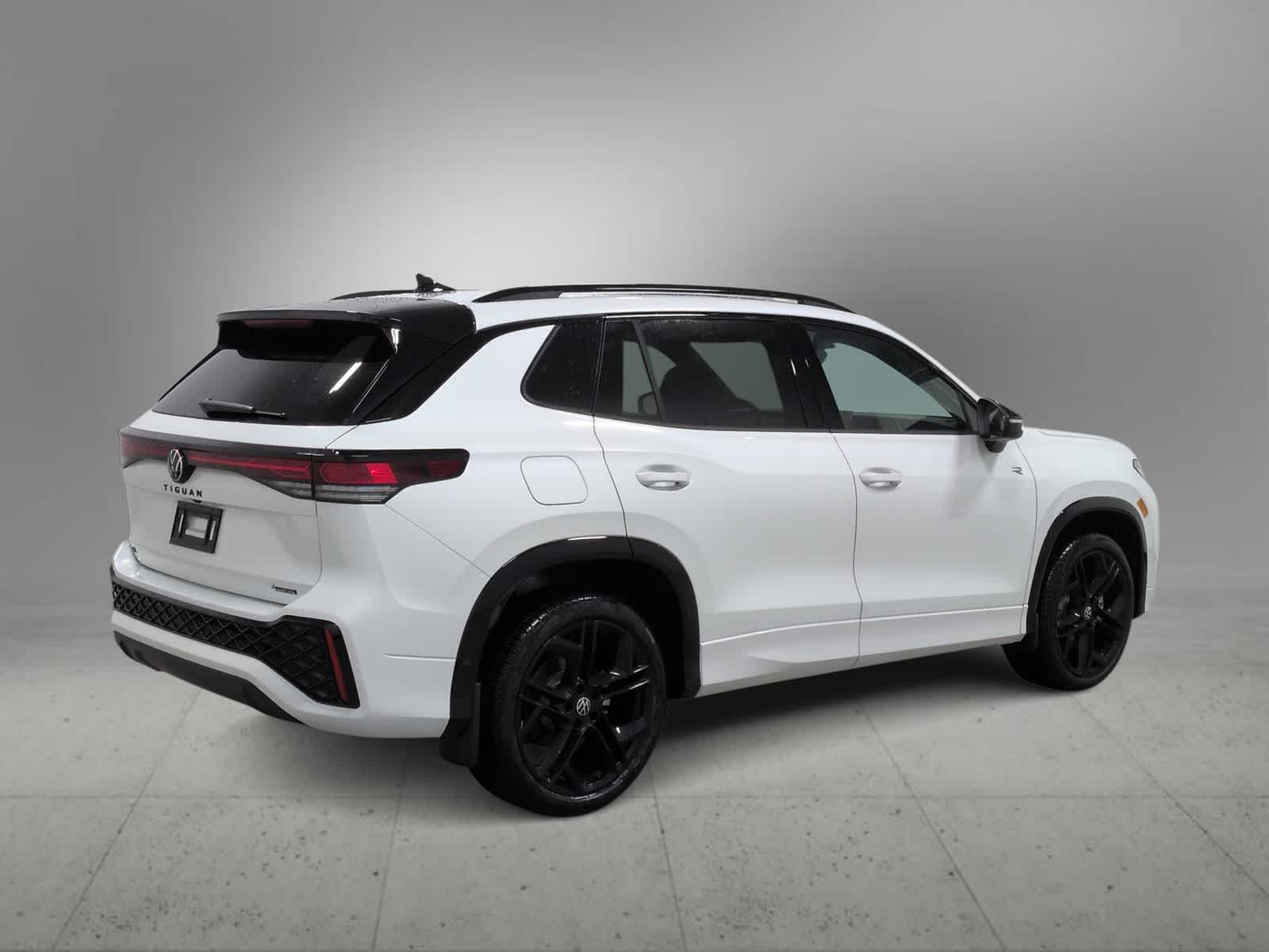 2026 Volkswagen Tiguan SE R-LINE BLACK - Photo 8