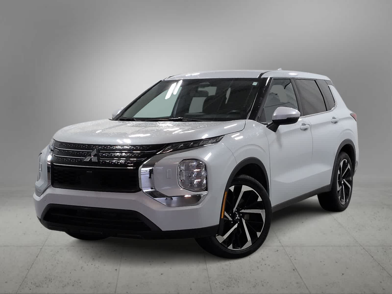 2022 Mitsubishi Outlander ES S-AWC's photo