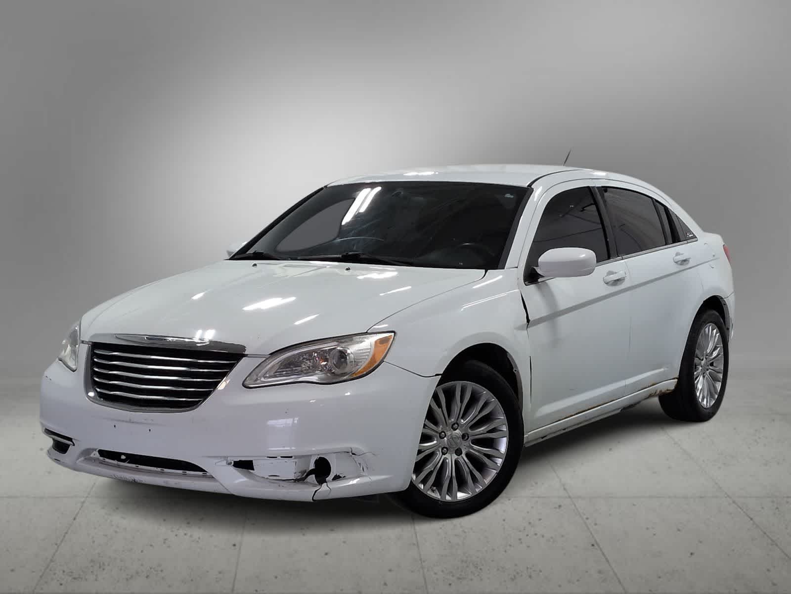 2013 Chrysler 200 Touring's photo