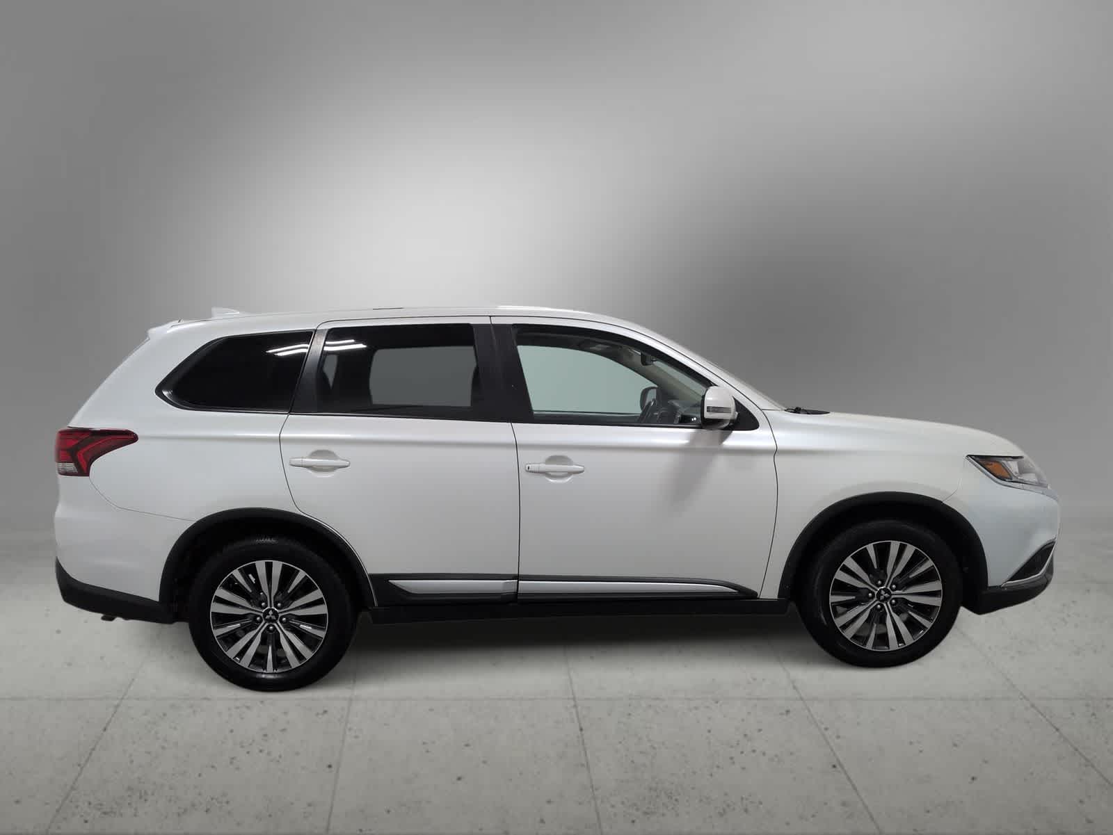 Thumbnail: 2020 Mitsubishi Outlander - 9